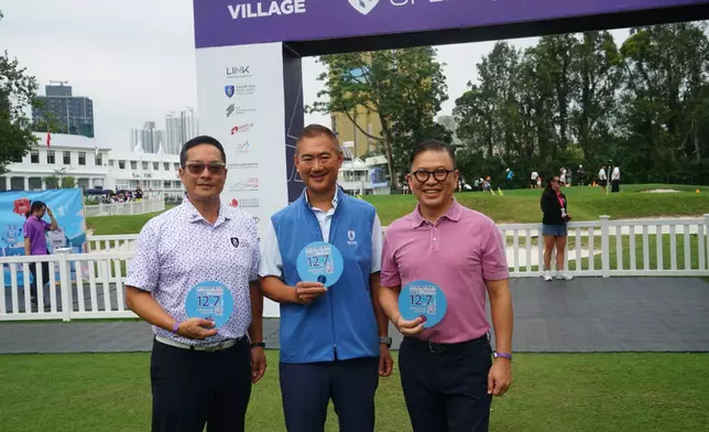 中國香港高爾夫球協會會長林詩鍵（左）、香港哥爾夫球會會長郭永亮（中）及電視廣播有限公司行政主席許濤（右），呼籲市民支持12月7日舉行的立法會選舉。