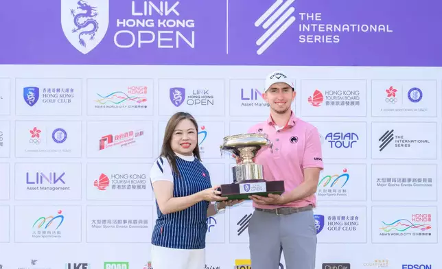 文化體育及旅遊局局長羅淑佩頒發獎盃予冠軍麥基賓（右）。