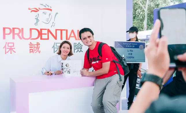 李娜在「網球同樂區」與球迷簽名活動，親身感受球迷的熱情。中國香港網球協會圖片