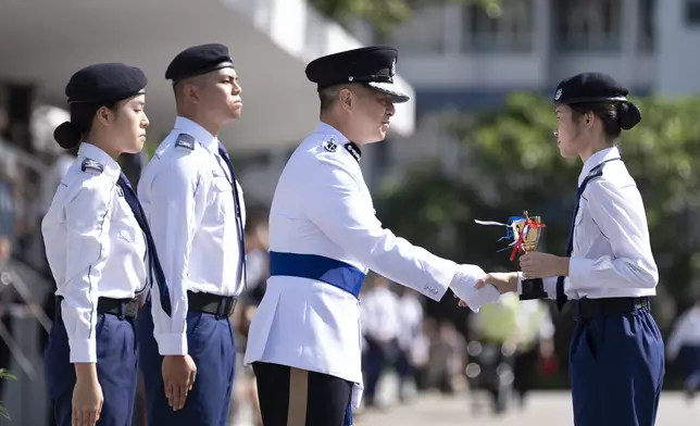 全場最優秀隊員（中學組）得獎者郭珏玥接過獎項。