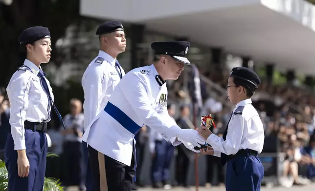 全場最優秀隊員（小學組）得獎者錢皓銓接過獎項。