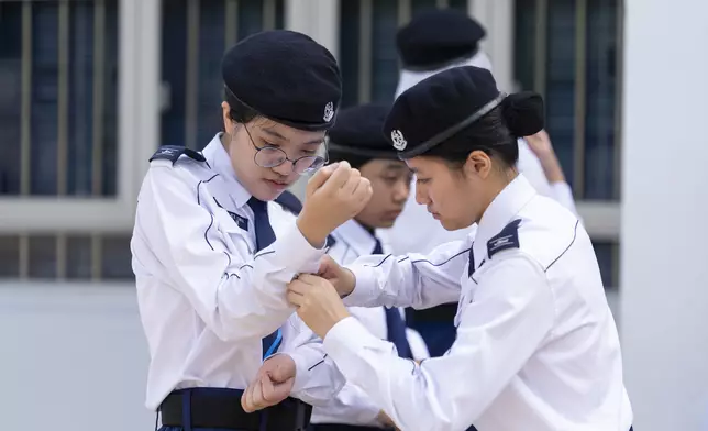 少訊會員在進場前互相整理制服，盡顯友誼。