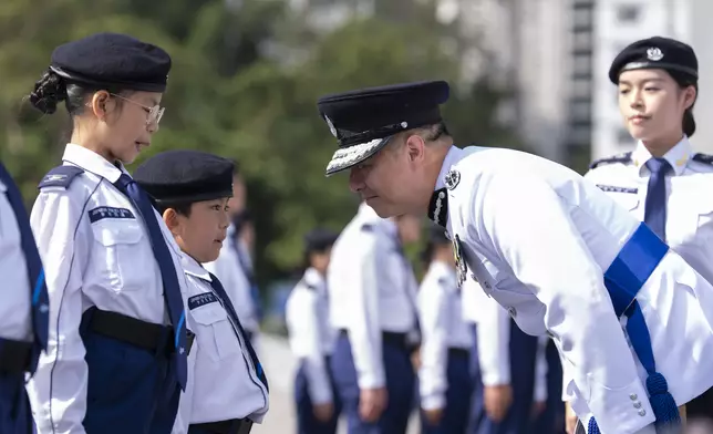警務處處長周一鳴（右二）在檢閱期間與少訊會員對話。