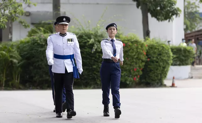 警務處處長周一鳴（左一）在周年會操中擔任檢閱官