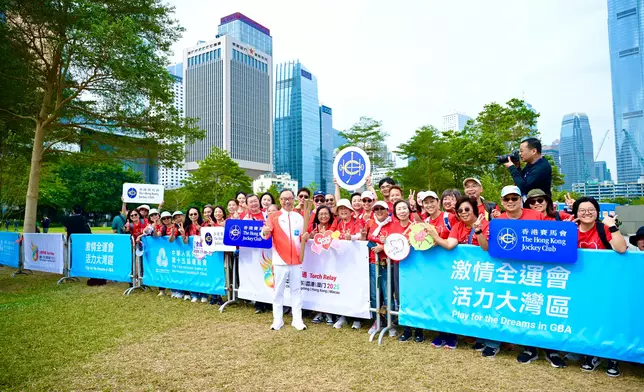 出任香港賽區團體義工的馬會義工隊沿途為火炬手打氣，共同迎接即將開幕的十五運會。