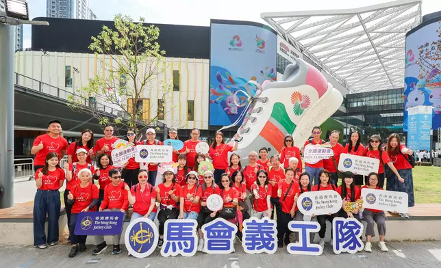 出任香港賽區團體義工的馬會義工隊沿途為火炬手打氣，共同迎接即將開幕的十五運會。