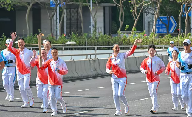 香港賽馬會（馬會）派出9位代表參與傳遞聖火。