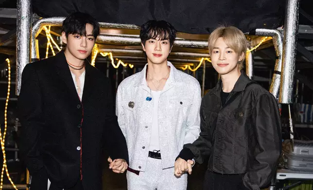 V與Jimin在次日演出現身支持。 BTS官方X圖片