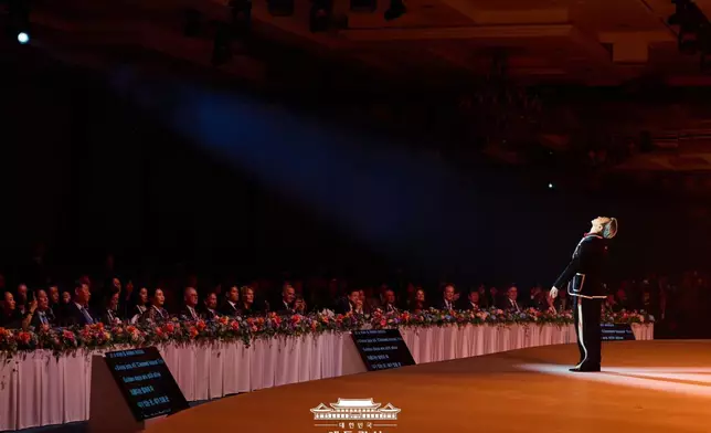 台下各政府要員欣賞GD的表演。 官方圖片