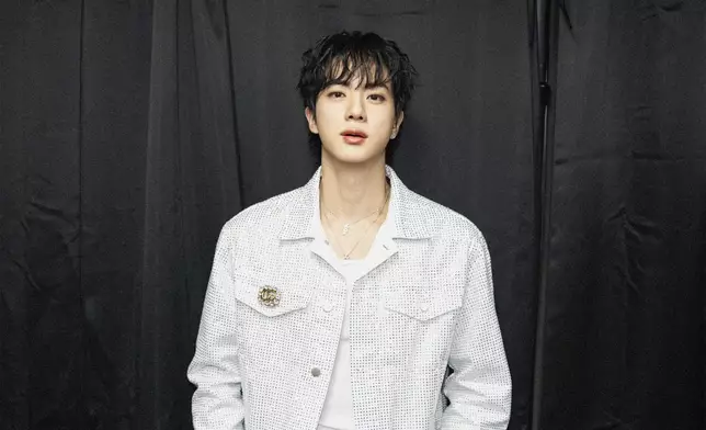 JIN在演唱會上演唱多首歌曲。 BTS官方X圖片