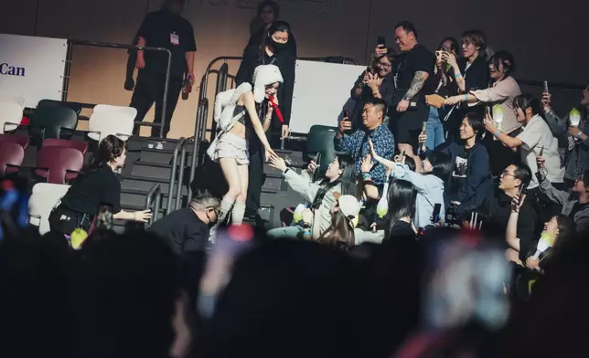 Solar頭戴可愛兔仔頭飾登場。 主辦單位提供圖片