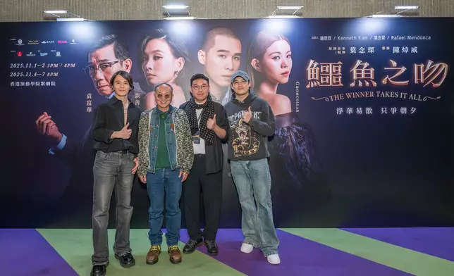 葉念琛執特別邀請曾參演其電影的男主角們、伯樂黃柏高（左二）及首部電影監製田啓文觀賞舞台劇。