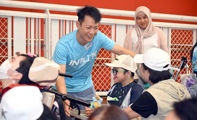 敖嘉年與小天使們相處熟落。