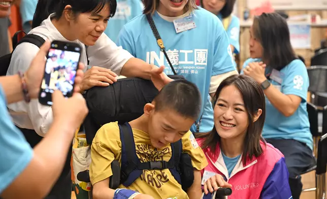 梁嘉琪與殘疾小天使打成一片。