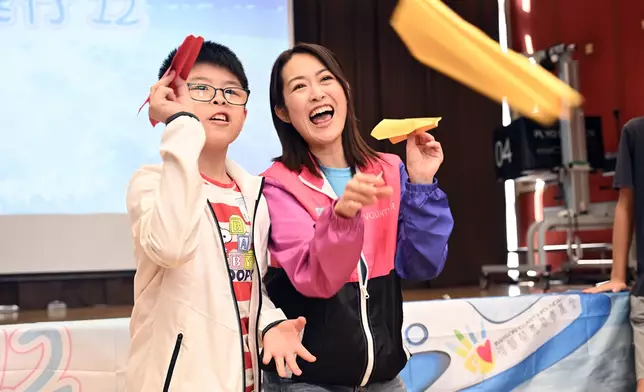 梁嘉琪與殘疾小天使打成一片。