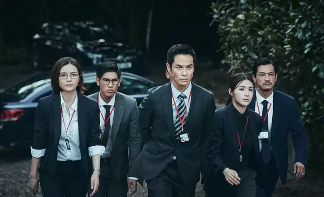 《棋拳風暴》由鄭嘉穎擔任男主角，在戲中飾演一名廉政公署總調查主任，同時亦是一名西洋棋拳擊教練。