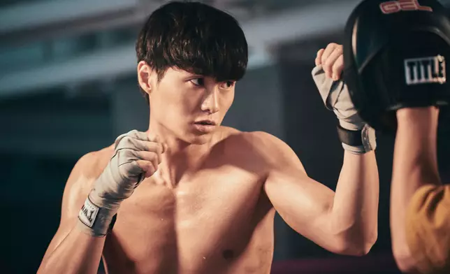 帶領著由胡鴻鈞飾演的徒弟參與棋拳比賽。