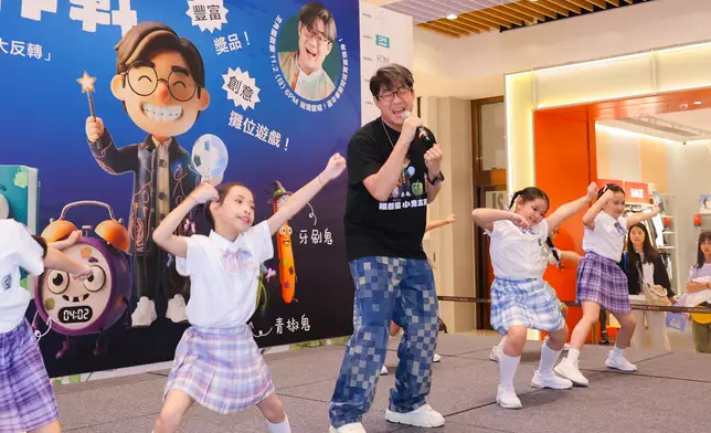 啟豪於閉幕日現場演唱《小鬼主意》。