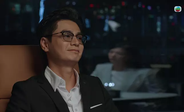 高深嘅自信笑容，真係好charm。