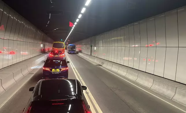 泥頭車於龍山隧道管道內起火。FB圖片