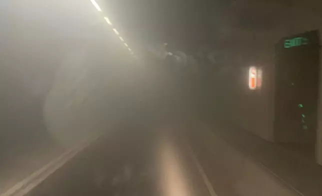 泥頭車於龍山隧道管道內起火。FB圖片