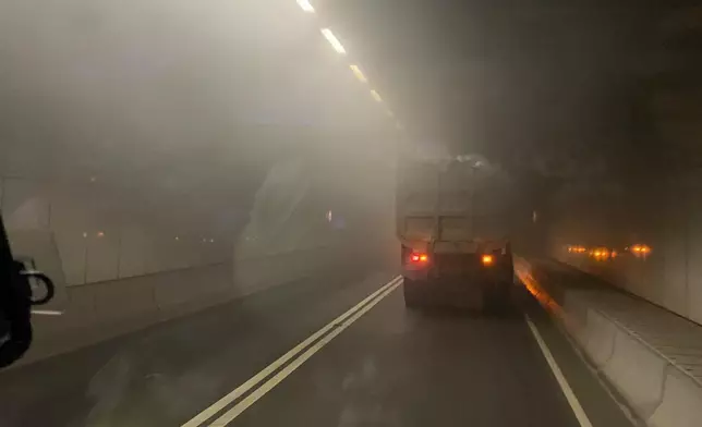 泥頭車於龍山隧道管道內起火。FB圖片