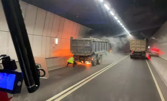 泥頭車於龍山隧道管道內起火。FB圖片