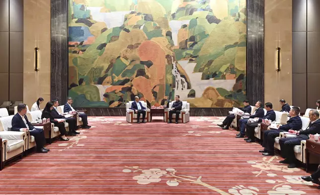 湖北省省委常委、市委書記、市長盛閱春會見理大校董會主席林大輝。盛閱春對林大輝一行來漢表示歡迎。