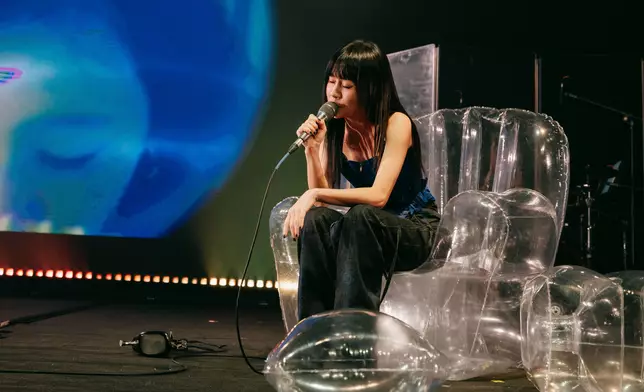 白安坐空氣沙發像回到家一般演唱《臥室音樂》。