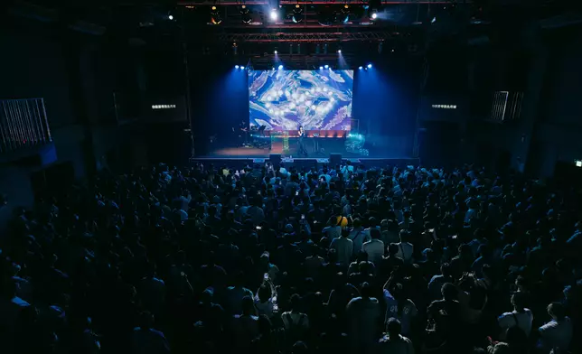 台中場擠滿人潮。