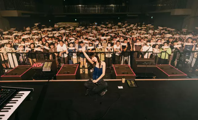 歌迷自製「路邊野餐」手幅、布條為白安暖心應援！