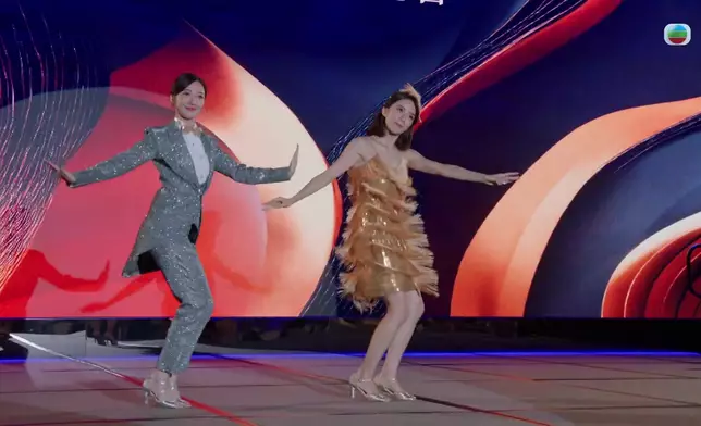 二人好多動作都係神同步，而星妤呢條裙，最啱做啲扭嚟扭去嘅動作。