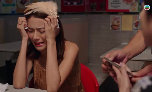 星妤見到自己條整容片被公開後，瞬間由開心轉為錯愕嘅表情都做得好好。