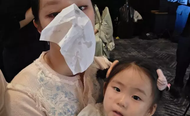 哭到連紙巾也濕透。網上圖片