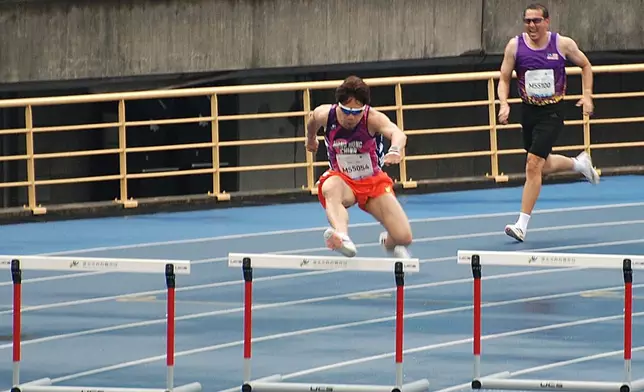 Tony今年5月參加世界壯年運動會，在400米跨欄奪得亞軍。（照片由Tony提供）