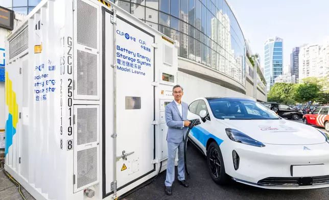 中電源動集團總裁吳永豪於沙灘排球場地以電池儲能系統為電動車充電。