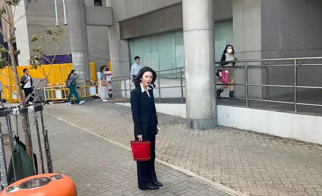 林作的女友裕美約於早上9時10分到達東區法院。巴士的報記者攝