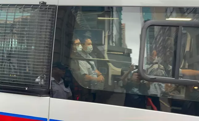 林作在警員的押解下，乘坐警車由北角警署前往東區法院應訊 。巴士的報記者攝