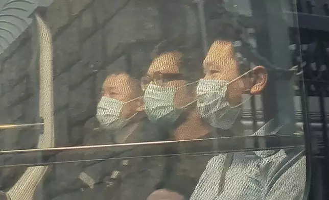 林作在警員的押解下，乘坐警車由北角警署前往東區法院應訊 。