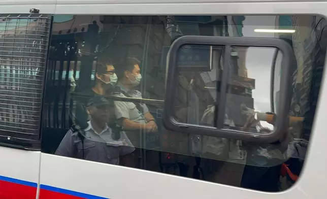 林作在警員的押解下，乘坐警車由北角警署前往東區法院應訊 。巴士的報記者攝