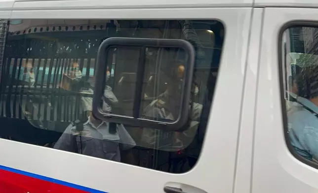 林作在警員的押解下，乘坐警車由北角警署前往東區法院應訊 。巴士的報記者攝