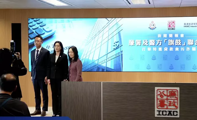 廉署及警方打擊詐騙政府中小企融資擔保計劃的貸款，拘捕32人，貸款額達1.4億元。廉政公署FB直播截圖