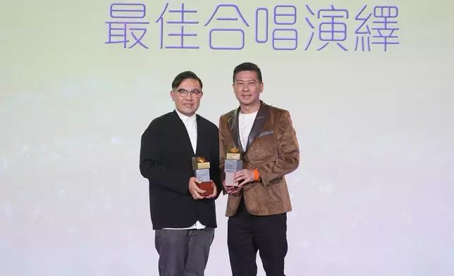 「最佳合唱演繹」由鄧小巧、張敬軒憑《神愛世人（合唱版）》奪得，EEG的Raymond Chan代表上台領獎。