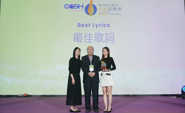 家人代表上台領獎。