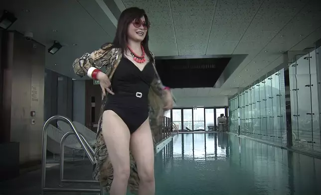 最後唔少得豹紋黑色連身比堅尼。