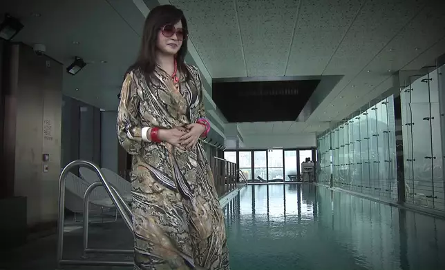 最後唔少得豹紋黑色連身比堅尼。