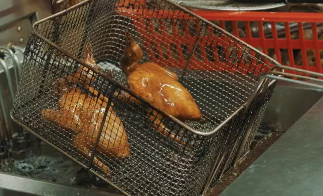 強哥炮製的燒乳鴿較一般多幾個工序。