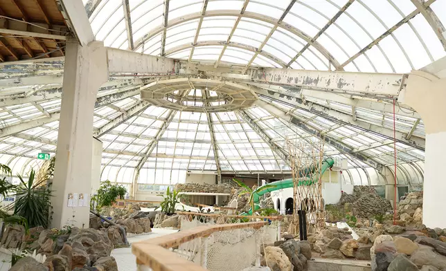 荷蘭考察團參觀由廢棄泳池改造而成的綠色基地鹿特丹Blue City，了解舊建築如何重生為綠色初創匯聚的創新生態圈。