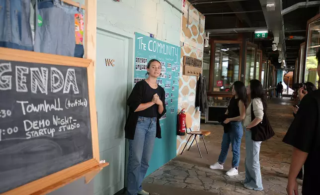 荷蘭考察團參觀由廢棄泳池改造而成的綠色基地鹿特丹Blue City，了解舊建築如何重生為綠色初創匯聚的創新生態圈。