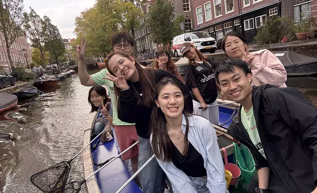 荷蘭的生態考察團啟發陳雪穎（Jil）（二排，左）和洪葆頤（Lara）（前排，左）在她們研製的精油中，加入果肉，增強香氣。